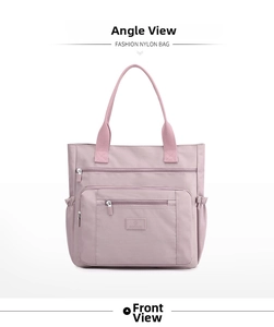 Détail avant du grand sac fourre-tout en nylon violet avec poches zippées et logo