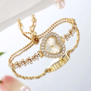Détail de la montre coeur dorée avec maillons fleurs et fermoir à boule coulissante