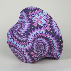 Détails du motif de spirale psychédélique coloré et des coutures du bob pour hommes