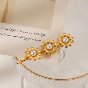 Elegant 18K gold plated hair clip with three daisy flowers and white pearls