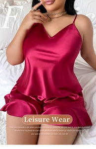 Dettaglio del set da notte in raso bordeaux con top con scollo a V e shorts con volant