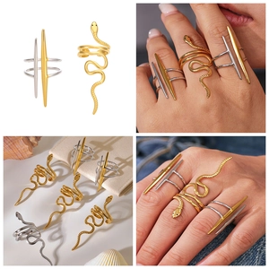 Dettaglio dell'anello a cobra placcato oro 18k e della trama geometrica minimalista