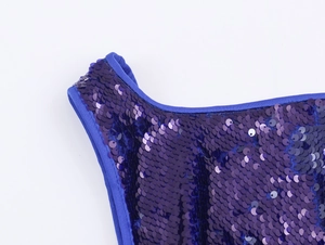 Primo piano di paillettes blu navy scintillanti e finitura del bordo di alta qualità