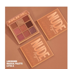 Détail d'une palette de neuf fards à paupières aux textures mates et irisées tons nude
