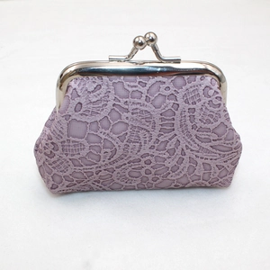Detalle del monedero de encaje morado con cierre de metal plateado y bordado de flores