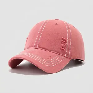 Detalle de gorra de béisbol infantil con agujeros vintage y costuras blancas en contraste