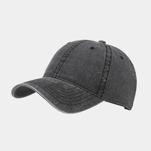 Détail d'une casquette de baseball en denim gris anthracite avec texture de tissu délavé