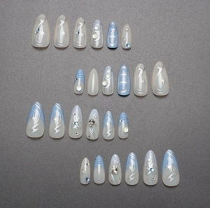 Faux ongles 3D à nœud papillon bleu avec motifs d'étoiles argentées et perles forme amande
