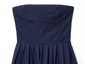 Détail de la robe bustier bleu foncé en popeline montrant la texture et les plis à la taille