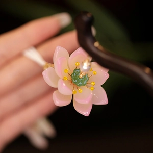 Dettaglio macro del fiore di loto intagliato con inserto in perla e trama in legno