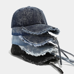 Berretti da baseball in denim in quattro colori con bordi sfilacciati e cinturini regolabili