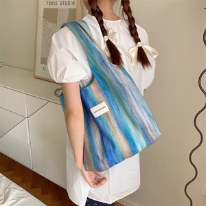 Vue détaillée du sac cabas en tricot rayé coloré avec étiquette Love Sozakka