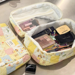 Gesteppte Patchwork-Kosmetiktasche mit Blumenmuster und großem Innenraum