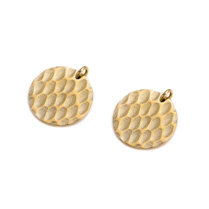 Dettaglio di ciondoli rotondi placcati oro 14K con trama martellata e finitura lucida