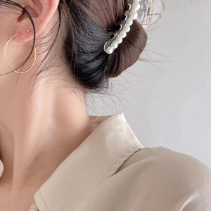 Minimalist 925 sterling silver hoop earrings and pearl hair claw set on a model