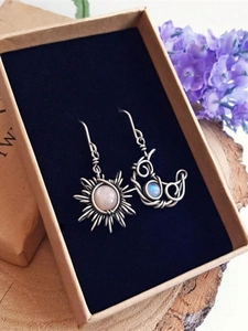 Details von Vintage-Boho-Ohrringen mit Sonne, Mond und Mondstein in Geschenkbox