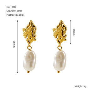 Dettagli tecnici degli orecchini con perle barocche e finitura in oro 18k lucido