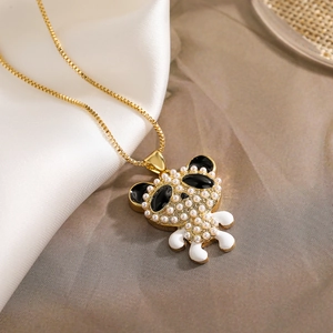 Collier avec pendentif astronaute en perle et zircon doré sur fond de soie blanche