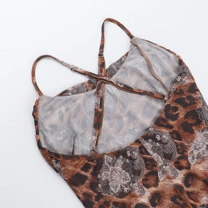 Détail de robe imprimé léopard avec fines bretelles croisées et réglables dans le dos