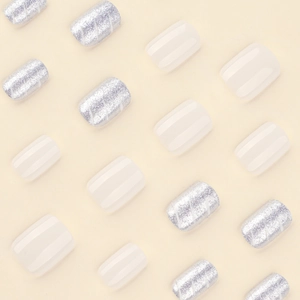 Faux ongles carrés courts avec rayures pailletées argentées et fini blanc laiteux