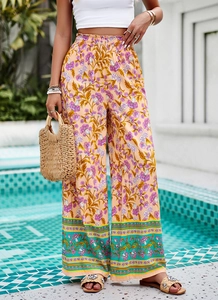 Vue détaillée du pantalon bohème à taille haute, motif floral et ourlet à rayures