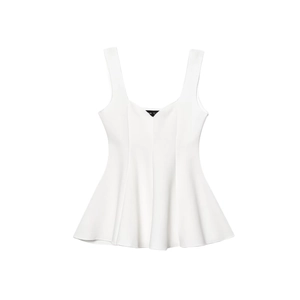 Dettaglio del top bianco smanicato con orlo a balze e tessuto in maglia elasticizzata