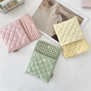Set di bustine igieniche in jacquard trapuntato a cuori con fodera a quadretti e clip