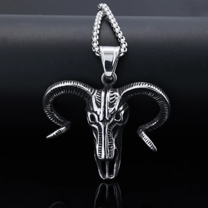 Vue macro d'un pendentif tête de bélier en acier inoxydable avec chaîne en métal