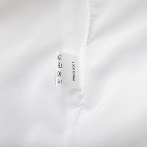 Détail de la texture 100% coton et étiquette d'entretien sur une robe blanche