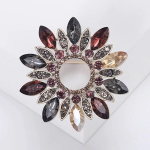 Broche couronne en cristal élégante avec strass colorés au design de rayons de soleil