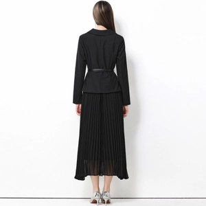 Robe plissée noire élégante à double boutonnage avec ceinture vue de dos