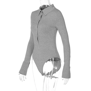 Vue détaillée d'un body gris à manches longues et col à revers sur un mannequin transparent