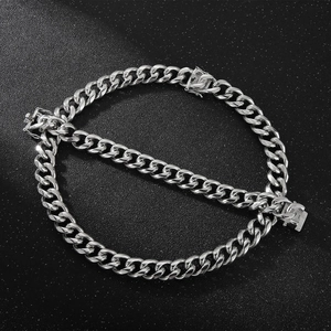 Vue de dessus d'un collier à mailles cubaines en acier argenté poli avec fermoir
