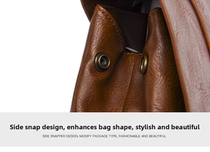 Detail eines braunen Vintage Lederrucksacks mit Bronzeschnalle und Lychee-Textur