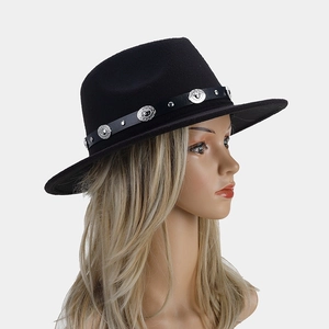 Détail d'un chapeau fedora noir avec clous concho argentés sur ruban de cuir mince