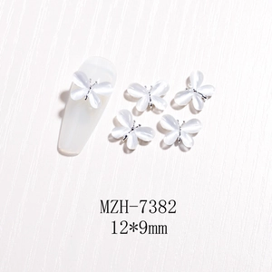 Details von 12x9mm 3D Schmetterling-Nagelcharms mit Katzenaugen-Flügeln und Silbermetall