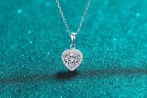 Vue macro du pendentif coeur en argent S925 avec diamant central et serti halo