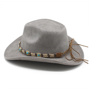 Détail du chapeau de cowboy en daim gris avec ruban ethnique et perles turquoise