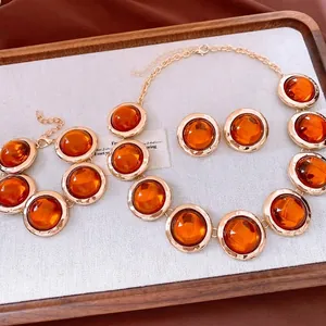 Set di gioielli vintage in resina ambrata e oro con collana e orecchini a perno tondi