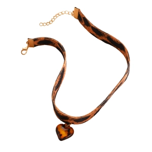 Dettaglio del choker leopardato con ciondolo a cuore ambra e chiusura dorata
