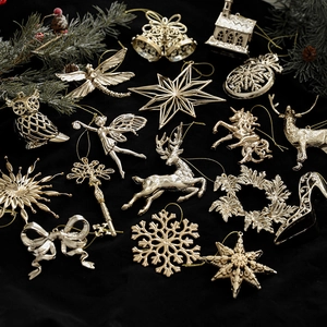 Set di decorazioni dorate per albero di Natale con renne e fiocchi su velluto nero