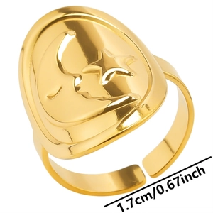 Détail du diamètre intérieur réglable de 1,7cm de la bague dorée lune et étoile