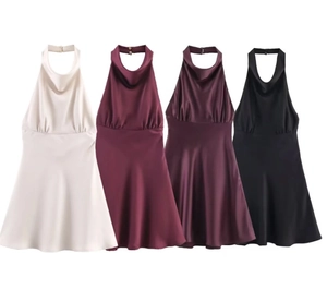 Dettaglio di quattro mini abiti in raso con scollo all'americana in crema, bordeaux e viola