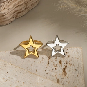 Bague étoile évidée en finitions or et argent sur pierre naturelle chic
