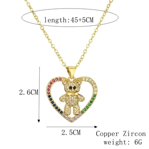Detailansicht Herzanhänger mit buntem Zirkon-Bär an einer 45 cm Goldkette