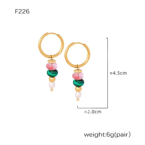 Détails des boucles d'oreilles en perles colorées indiquant taille 4,5cm et poids 6g
