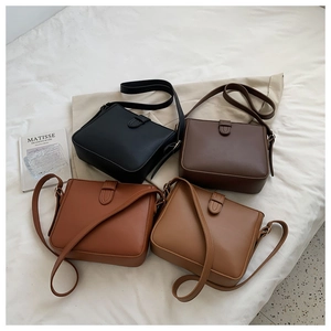 Flache Ansicht von Retro-Eimertaschen in Schwarz, Kaffee, Karamell und Hellbraun