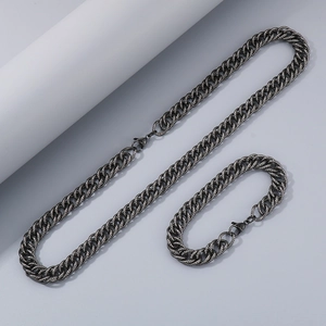 Dettaglio del set collana e bracciale a catena barbazzale nera con chiusura a moschettone