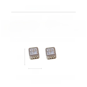 Détails des boucles d'oreilles carrées en zircon montrant les dimensions réelles
