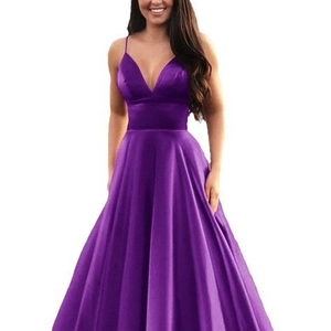 Détail du décolleté en V plongeant et du tissu en satin violet brillant de cette robe de soirée